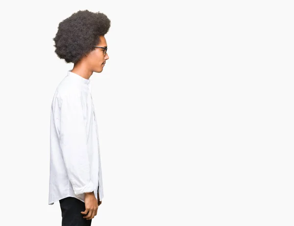 Joven Hombre Afroamericano Con Pelo Afro Usando Gafas Sol Mirando —  Fotos de Stock