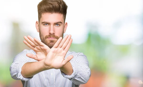 Jonge Knappe Man Afwijzing Expressie Kruising Armen Handpalmen Doen Minteken — Stockfoto