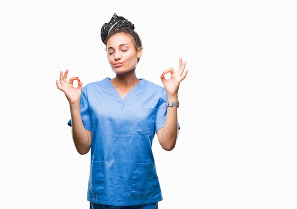孤立した背景に編んだ髪の若いアフリカ系アメリカ人女の子専門看護師リラックスして瞑想の指ジェスチャーをやって閉じた目と笑顔します ヨガの概念 — ストック写真