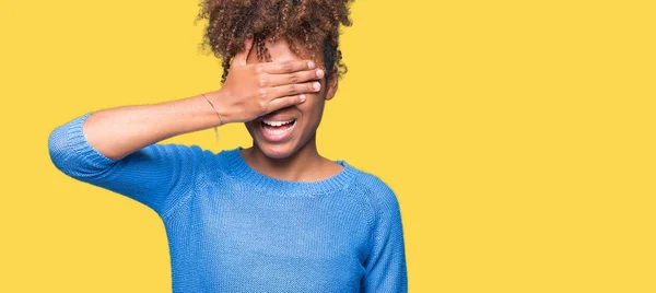 Hermosa Joven Afroamericana Sobre Fondo Aislado Sonriendo Riendo Con Mano —  Fotos de Stock