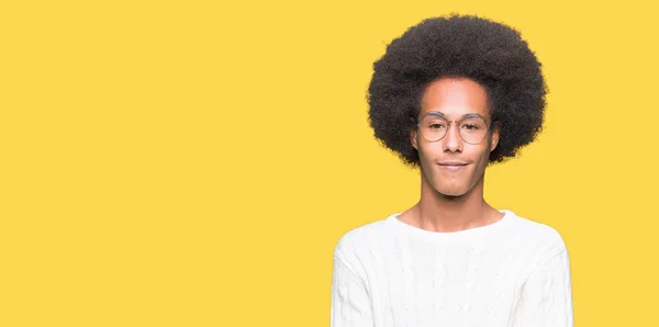 Молодий Афроамериканець Людиною Афро Волосся Носити Фужери Посміхаючись Рук Долонями — стокове фото