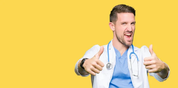 Stilig Läkare Man Bär Medicinsk Uniform Över Isolerade Bakgrund Godkänna — Stockfoto