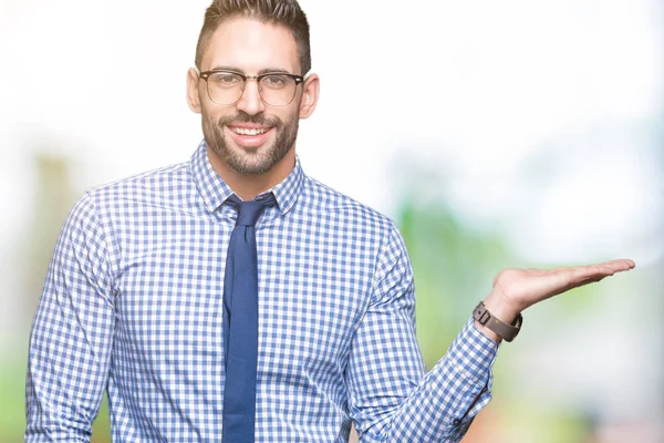 Joven Hombre Negocios Con Gafas Sobre Fondo Aislado Sonriendo Alegre —  Fotos de Stock