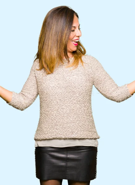 Kobieta Piękne Średnim Wieku Sobie Sweter Mody Wyświetlone Smiling Obie — Zdjęcie stockowe
