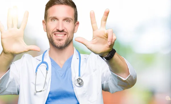 Bonito Médico Homem Vestindo Uniforme Médico Sobre Fundo Isolado Mostrando — Fotografia de Stock