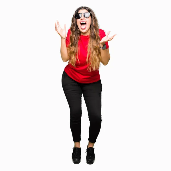 Junge Schöne Frau Mit Rotem Shirt Und Sonnenbrille Die Verrückt — Stockfoto