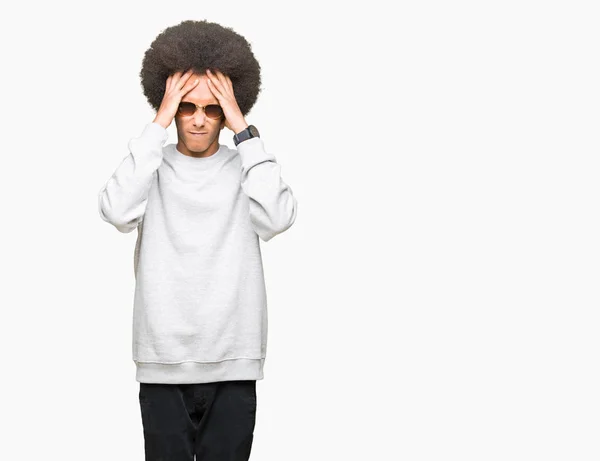 Young African American Man Afro Hair Wearing Sunglasses Suffering Headache — Stock Photo, Image