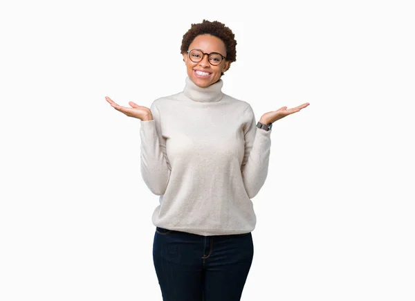 Joven Mujer Afroamericana Hermosa Con Gafas Sobre Fondo Aislado Sonriendo —  Fotos de Stock