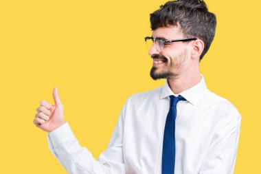 Jest tarafa gurur, seyir izole arka plan üzerinde gözlüklü genç yakışıklı iş adamı yapıyor gülümseyen yaşasın