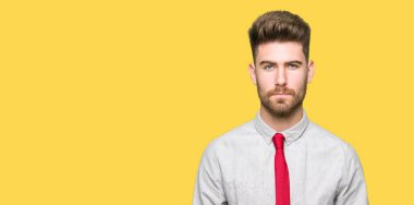 Genç yakışıklı iş adamı şüpheci ve sorun nedeniyle gergin, papatyanın üzgün. Negatif kişi.