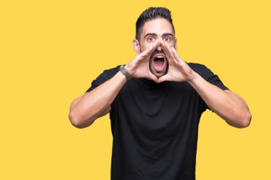 Genç yakışıklı adam ağzına sesle elleriyle kızgın bağırarak izole arka plan üzerinde