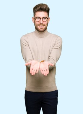 Genç yakışıklı iş adamı giyen gülen alma veya jest vererek birlikte el avuç içi ile gözlük. Ayrı tutma ve koruma