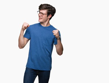 Gülümseyen ve başarı için çığlık izole arka plan çok mutlu ve heyecanlı kaldırdı, silah ile kazanan jest yapıyor üzerinde gözlük takan yakışıklı delikanlı. Kutlama kavramı.