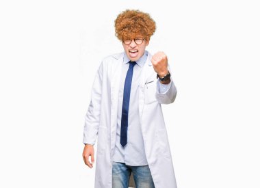 Genç, yakışıklı, gözlüklü, kızgın ve kızgın bir bilim adamı öfkeyle bağırırken yumruğunu kaldırıyor. Öfke ve agresif kavram.