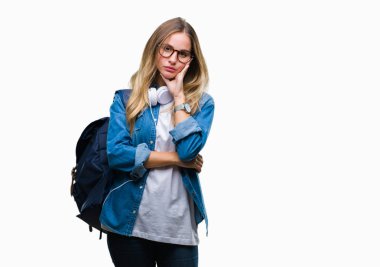 Kulaklık ve gözlük düşünme izole arka plan bakmaktan giyen genç güzel sarışın öğrenci kadın yorgun ve sıkılmış çapraz silah depresyon sorunları ile.