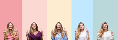 Renkli çizgiler üzerinde güzel genç kadın kolaj izole arka plan gülümseyen umut ve gözler ile kapalı geçiyor. Şans ve batıl fikir.