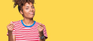 Maaş ödeme için milyoner iş isteyen güzel genç Afro-Amerikan kadın izole arka plan yapıyor para hareketi el ile