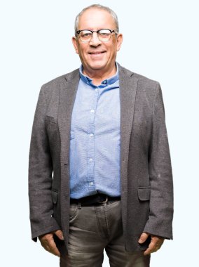 Yakışıklı üst düzey businesss gözlük yüzünde mutlu ve güzel bir gülümseme ile dostum. Şanslı kişi.