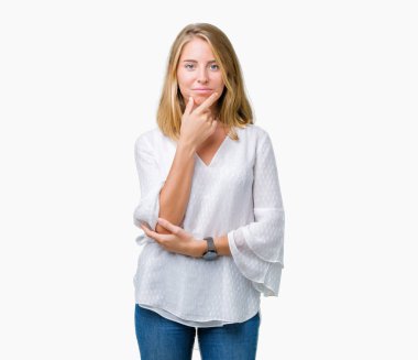 Güzel genç zarif kadın izole arka plan emin çapraz kollar ve çeneme kaldırdı el ile gülümseme ile kameraya bakıyor. Pozitif düşünce.