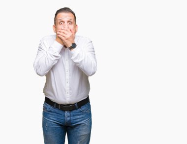 Orta yaş Arap izole arka plan ağız hata için elleriyle kapsayan şok şık adam. Gizli kavramı.