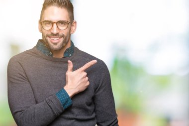 İzole arka neşeli bir gülümseme ile el ve parmak kadar yan yüzünde mutlu ve doğal ifade ile işaret yüz üzerinden gözlüklü genç yakışıklı adam