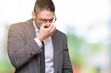 Genç yakışıklı iş adamı izole arka burun ve göz yorgunluğu ve baş ağrısı duygu sürtünme yorgun üzerinde. Stres ve hayal kırıklığı kavramı.