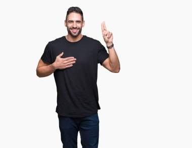 İzole genç yakışıklı adam arka plan Swearing göğüs ve parmaklar, el ile bir sadakat sözü yemin yapma