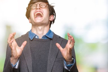 Üzerinde gözlük takan genç yakışıklı iş adamı arka plan deli izole ve deli bağırarak ve agresif ifade ve silah kaldırdı bağırıyor. Hayal kırıklığı kavramı.