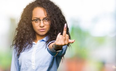 Kıvırcık saçlı orta parmak, kaba ve kaba lanet ifade kapalı gösterilen gözlüklü genç güzel iş kız