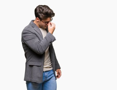 İzole arka plan yorgun sürtünme burun ve göz yorgunluğu ve baş ağrısı duygu üzerinde gözlük takan genç iş adamı. Stres ve hayal kırıklığı kavramı.