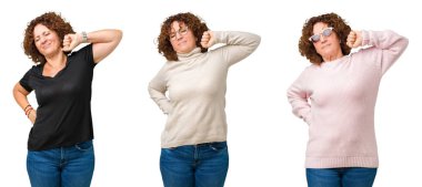 Orta yaş beyaz izole arka plan germe üzerinde kadın kıdemli kolaj geri, yorgun ve rahat, Uykulu ve erken sabah esneme