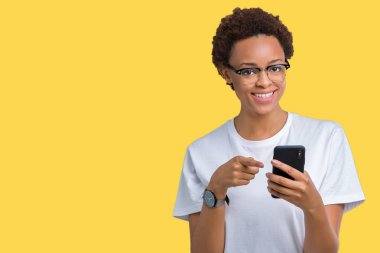 İzole arka el ve parmak ile işaret çok mutlu üzerinde akıllı telefon kullanan genç Afro-Amerikan kadın