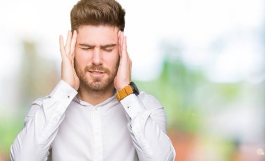 Genç yakışıklı iş adam baş baş ağrısı için el ile çünkü stres. Migren muzdarip.