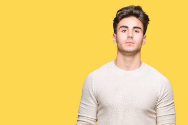 İzole arka plan gevşek yüzünde ciddi bir ifade ile genç yakışıklı adam. Basit ve doğal kameraya bakıyor.