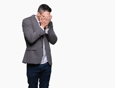 Yüzünü elleriyle ağlayarak süre kapsayan üzgün ifade ile izole arka plan üzerinde genç yakışıklı iş adamı. Depresyon kavramı.