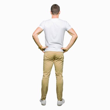 Yakışıklı adam geriye doğru uzakta silah ile vücut üzerinde seyir ayakta casual beyaz t-shirt giyen