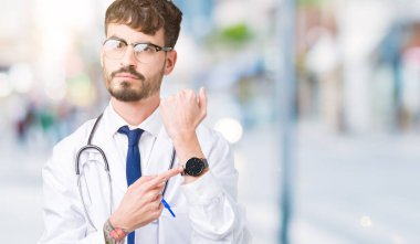 Acele işaretleme izlemek için zaman, sabırsızlık, üzgün ve kızgın son tarih gecikme için arka plan üzerinde hastane ceket giyen genç doktor adam izole