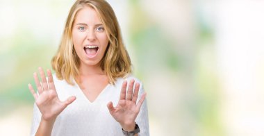 Şokta bağırarak güzel genç zarif kadın izole arka plan korkuyor ve korku ifade dur hareketi el ile ile çok korkmuş. Panik kavramı.