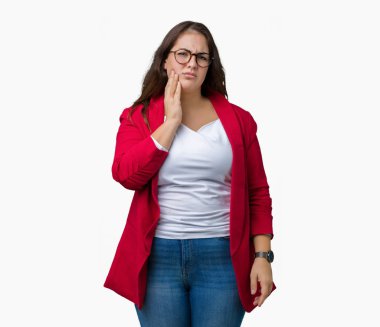 Güzel artı boyutu genç iş kadını elle acı ifadesi ile ağız diş ağrısı veya dişlerde dişlerle ilgili hastalık nedeniyle dokunmadan izole arka plan üzerinde şık ceket ve gözlük takıyor. Diş hekimi kavramı.