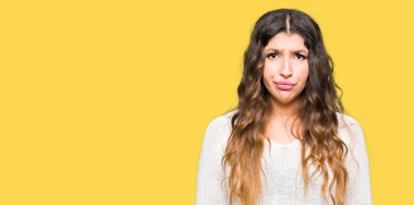 Beyaz kazak giyen genç güzel kadın depresif ve kızgın ve korkmuş ağlıyor sıkıntı için endişeleniyorum. Üzgün ifade.