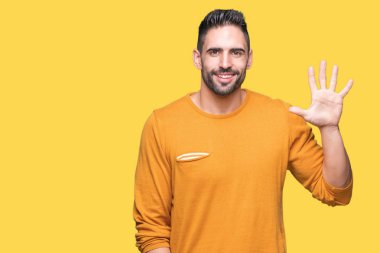 Yakışıklı delikanlı gösterilen ve parmakları ile işaret izole arka plan üzerinde beş kendinden emin ve mutlu gülümseyerek iken numara.