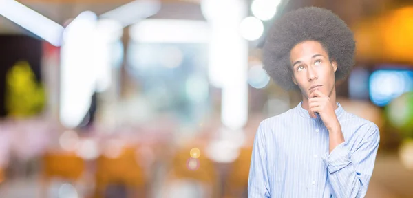 Jeune Homme Afro Américain Avec Les Cheveux Afro Avec Main — Photo