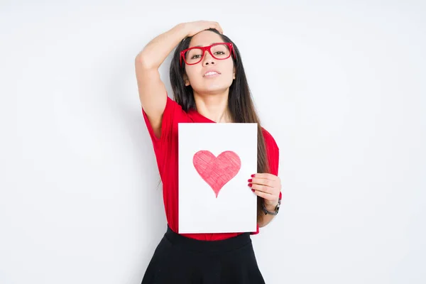 Joven Morena Sosteniendo Tarjeta Con Corazón Rojo Sobre Fondo Aislado —  Fotos de Stock