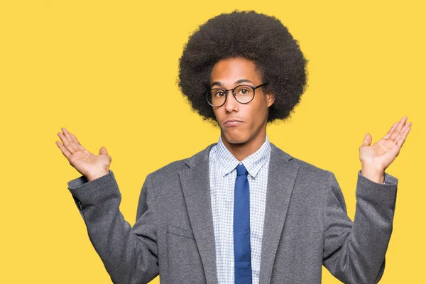 Joven Hombre Negocios Afroamericano Con Pelo Afro Usando Gafas Expresión — Foto de Stock