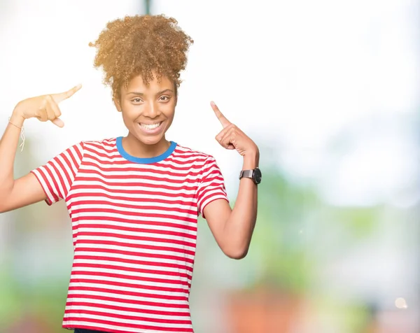 Linda Jovem Afro Americana Sobre Fundo Isolado Sorrindo Apontando Para — Fotografia de Stock