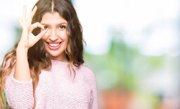 Mladá Krásná Žena Nosí Růžový Svetr Úsměvem Pozitivní Jednání Znamení — Stock fotografie