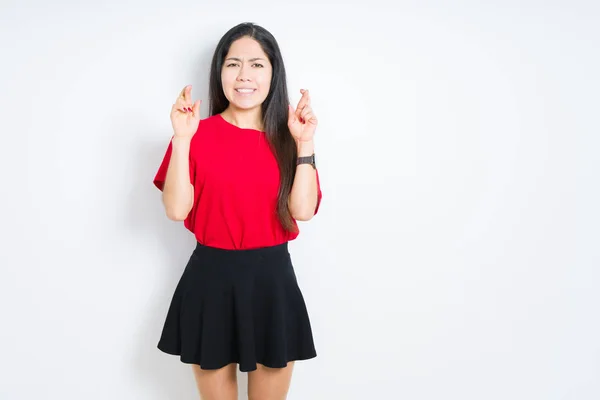 Mulher Morena Bonita Vestindo Camiseta Vermelha Saia Sobre Fundo Isolado — Fotografia de Stock