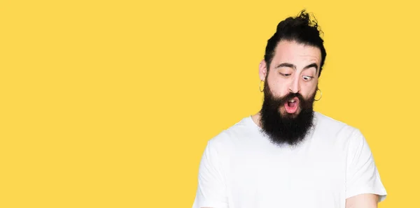 Joven Hombre Hipster Con Pelo Largo Barba Con Camiseta Blanca — Foto de Stock