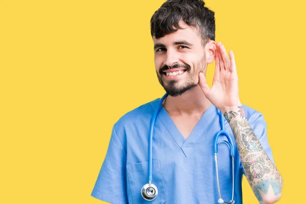 Jovem Enfermeiro Bonito Vestindo Uniforme Cirurgião Sobre Fundo Isolado Sorrindo — Fotografia de Stock