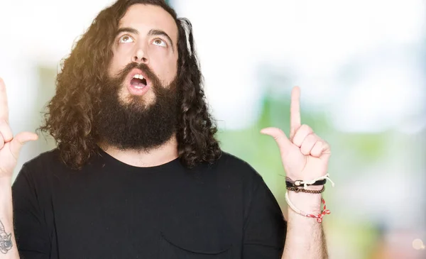 Jovem Com Cabelos Longos Barba Vestindo Roupas Pretas Metal Pesado — Fotografia de Stock